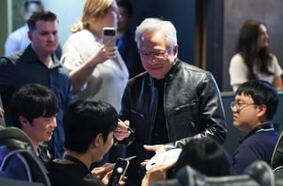 "여러분께 빚져" 젠슨 황, 한국 게이머에 깜짝 선물…출시 전 'AI PC' 쐈다