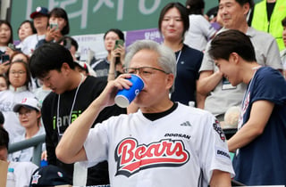 "치맥보다 좋은 건 없어"…'1일 1닭' 젠슨 황, 잠실구장에 113마리 주문