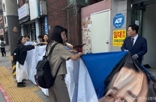 선거가 남긴 폐현수막 산더미… "뒷모습도 책임지는 정치를"