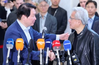 '진짜 깐부' 인증한 젠슨 황-최태원..이달 들어서만 다섯번 만나