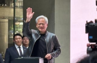네이버 찾은 젠슨 황 "GPU는 행복"…웹툰 말풍선에 남긴 한마디