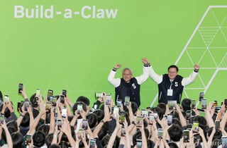 "나도 이제 'K-젠슨'"…가죽재킷 벗고 서울대 점퍼 입은 젠슨 황에 환호성