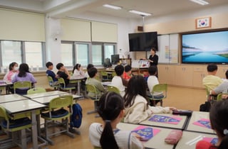 노인이 된 초등학생…노안안경·중량밴드 '불편한 일상' 체험