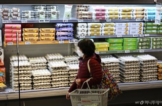 '8000원 육박' 계란값 공방 본격화…산란계협회 행정소송, 농식품부 허가취소 검토