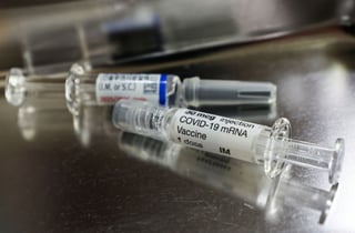 교사라 우선접종 했는데…법원 "백신 맞고 혈전증 사망, 보상 거부 위법"
