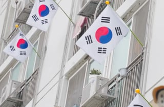 "평생 바라던 모습"…현충일 태극기로 물든 아파트에 6·25 참전용사 감격