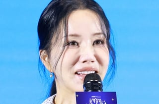 "집에만 있어도 선크림은 꼭"…56세 엄정화 '잡티' 없는 비결