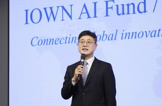 "SKT, AI 인프라 사업으로 장기이익 확장…목표주가 상향"-KB