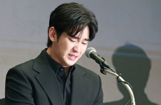 김수현, 광고부터 복귀 시동…묶였던 600억 대작 '넉오프'도 풀릴까 [IT썰]