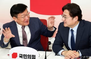 정점식 만난 홍익표..."靑, 여야 합의시 '선관위 특검' 수용"