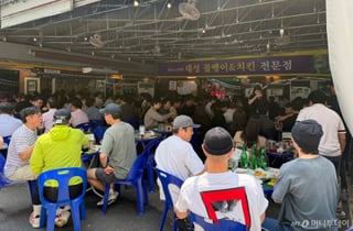 사무실 치킨 주문 폭주에 "2시간", 뷰잉펍 북적…광화문 뒤흔든 '점심 응원'