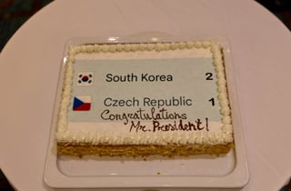 "한국 2 : 체코 1 축하합니다"...伊, 李대통령에 케이크 '깜짝 선물'