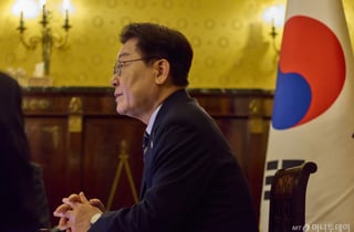 순방 중 주말 밤 화상회의 연 李 대통령 "시위대 업무방해 행위, 엄정 대처해야"