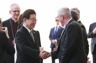 스위스 근위대 도열…李대통령 부부, 바티칸 교황궁 도착