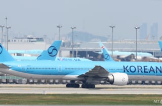 "휴가 때 멀리 갈까" 100만원 하던 유류할증료 '뚝'…여행 부담 줄었다