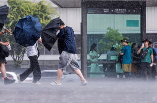 [내일 날씨] 31도 무더위 속 전국 곳곳 소나기…돌풍·우박 주의