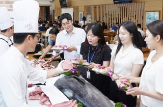 "어민님들 돈쭐 내드릴게요"…동원, 구내식당에 참치 200㎏ 풀었다