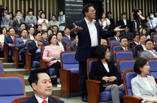 "이러니 최악"vs"나가서 하라"…의총 연 국힘, 시작부터 공개 충돌