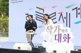 [전시로 읽는 시대감각] 박물관도 프라다를 입을 수 있을까?