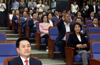 고성 오간 국힘 의총 "張 나가라"