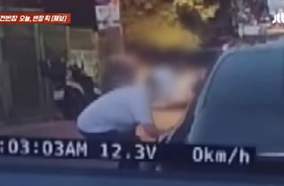 돌멩이로 주차된 차를 '쓱'…얼굴 없는 여성, 이틀 연속 테러했다