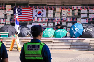 與 "올림픽 경기장은 선수 위한 공간...투표함 투명하게 이관해야"