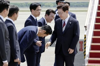 李대통령 귀국하자 정청래 '90도 인사'…전대 앞둔 '당심' 반응할까