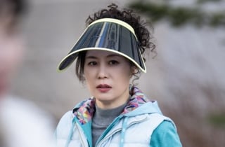 '아파트' 문소리, 역대급 생활 밀착 캐릭터 변신! 뽀글머리 비주얼도 파격