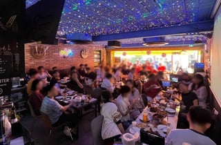 "치킨집 자리 꽉 찼어요" 300명 예약도 거절...'월드컵 특수' BBQ 대박