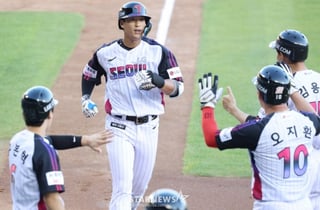 '와' 미쳤다! '2루타→2루타→투런 홈런→안타'까지 나홀로 4안타 대폭발! LG 이래서 1등이구나 '짜릿한 한 점 차 역전승' [잠실 현장리뷰]