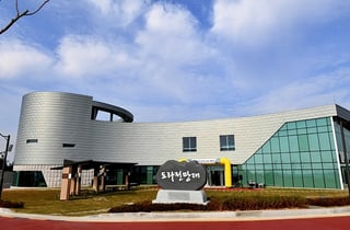 파주 도라전망대 향하던 관광버스 전도…외국인 관광객 등 10명 부상