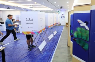 "같은 투표용지 2장, 그냥 넣으라고" 신고한 시민...선관위가 한 답변