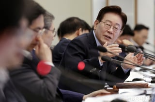 이 대통령 "재생에너지 전환 속도내야…기후부가 비협조적?" 김성환 장관 "전혀 아냐"
