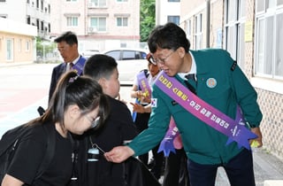 화랑초 전교생이 받은 '옐로우카드'…이민근 안산시장, 교통안전 캠페인