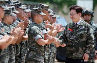 李 대통령, 해병대원들 만나 "준4군 체제는 오래된 신념…모병제로 바꿔갈 것"