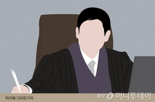 딸까지 다칠까 흉기 찔리고도 버틴 엄마...전 연인 살해한 60대 남성