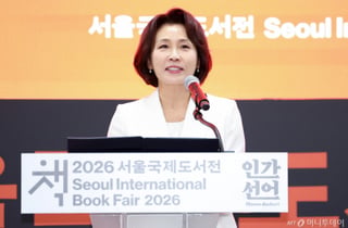 "책이 가진 힘 특별" 국제도서전 찾은 김혜경 여사…'文의 독서노트'도 구매