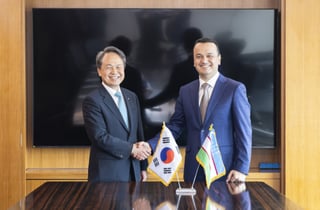 진옥동 신한금융 회장, 우즈벡 장관과 투자·금융 협력 강화 논의