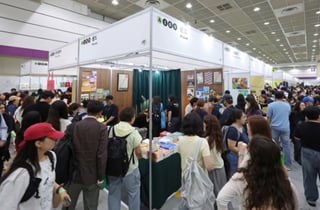 "베르베르 보려고 연차" 2030 'Book적'…힙한 도서전, 출판 불황 깰까