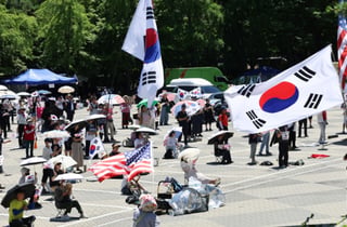 "한국 경찰 맞냐" 침 뱉고 가족 욕까지...'잠실 시위' 40대 구속 기로
