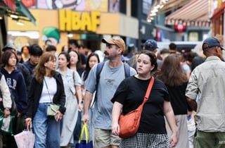 면세 쇼핑 넘어 한국의 일상 즐기는 외국 관광객, 카페·동네 식당 파고든다