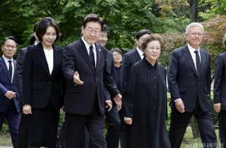 다음달 1일 청와대서 明-文 오찬 첫 성사…靑 "국정현안 전반 논의"