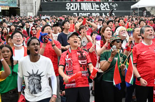 형제의 나라와 뜨거운 함성… 광화문 감사의 정원 '축제로구나'