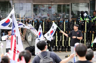 '도주·재범 우려'…잠실 개표소 집회서 경찰에 침 뱉은 40대 구속
