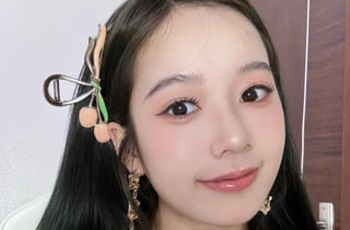 "한국처럼 화장해야 남자들에 인기"…수십만원씩 쓸어담는 외국 여성들