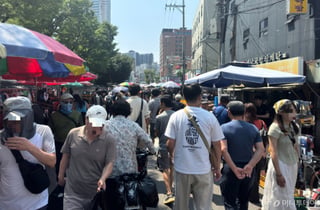 "얼마라고요?" '어르신 놀이터' 몰려든 2030…흥정 재미 뒤 뜻밖의 경고등