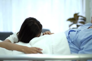 암 환자 가족, 쓴 돈보다 '얼마 들까' 걱정이 더 무섭다…건강 8배 위협