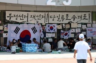 "수류탄이 왜 여기에"…잠실 개표소 시위 현장서 '연습용' 발견