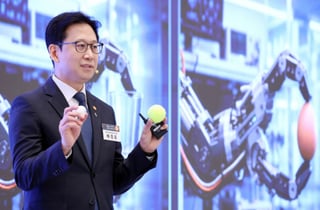 배경훈 부총리 "AIDC로 전세계 최초 'AI 기본사회' 만들겠다"