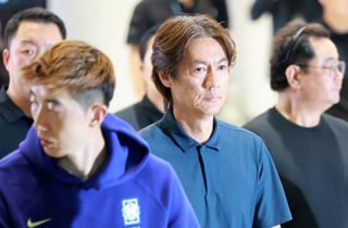 '월드컵 참사' 홍명보 새벽 귀국, "연봉 반납해" 야유...계란·엿 없었다